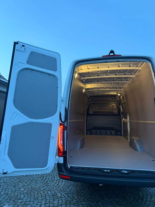 Zabudowa przestrzeni ładunkowej ze sklejki laminowanej -- Mercedes Sprinter L4H2 -- KNAUTECH Zabudowy