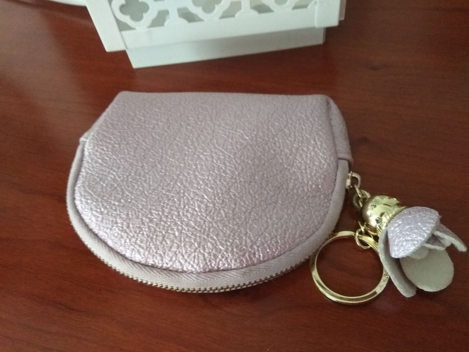 Carteira porta moedas em rosa brilhante.