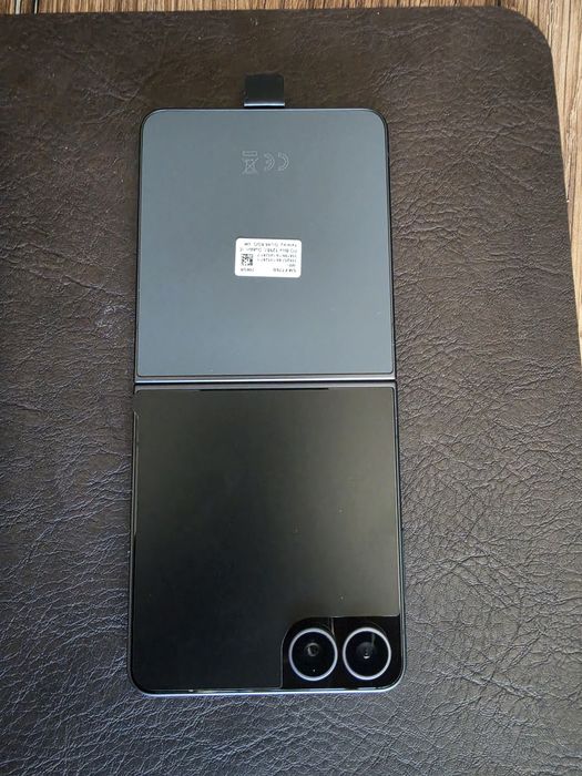 Samsung Galaxy Z Flip8 5G, com 12GB de RAM e 256GB de armazenamento. 

/256GB