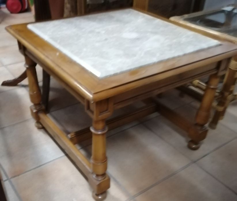 Mesa de sala com superfície em mármore