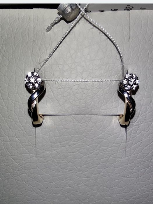 Золотые серьги новые с бриллиантами вес 2,43 грамма