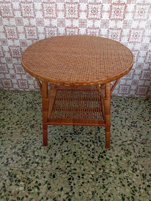 Conjunto de cadeira e mesa em vime