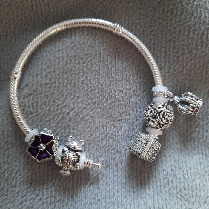 Clips-travöes, pulseiras e 'charms' em prata esterlina