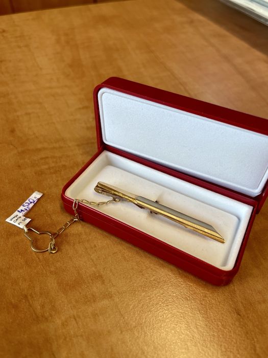 Złota spinka do krawata