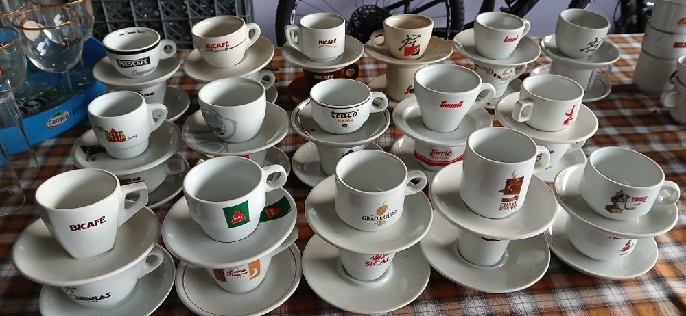 Copos e chavenas de leite