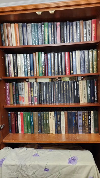 Продам книги. 200 томов. Состояние идеальное.  Стоим. 25000 грн