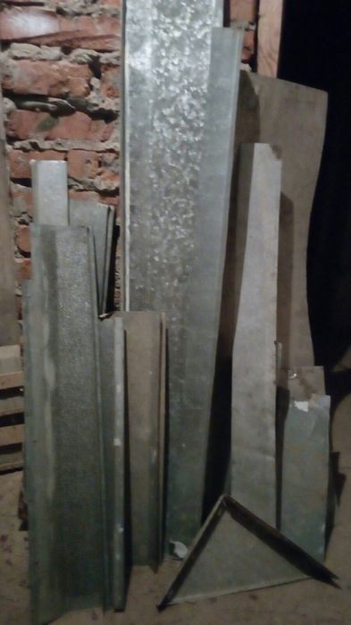 Куски труб пластины чугунных разной длины и диаметра