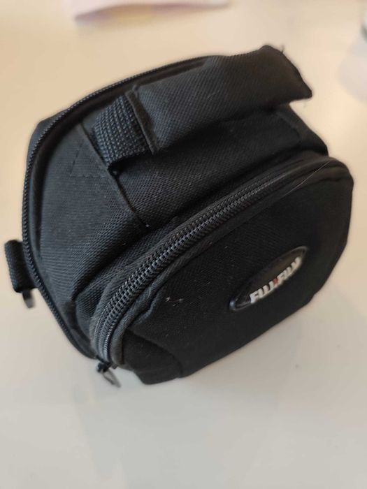 Câmara digital Fujifilm FinePix S2980, em ótimo estado, com bolsa de transporte incluída.