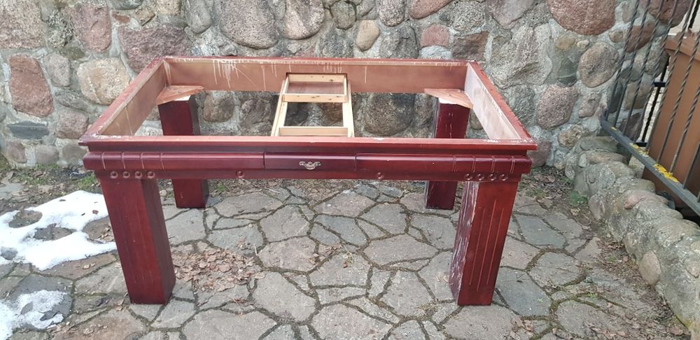 Podstawa stołu bez blatu.
