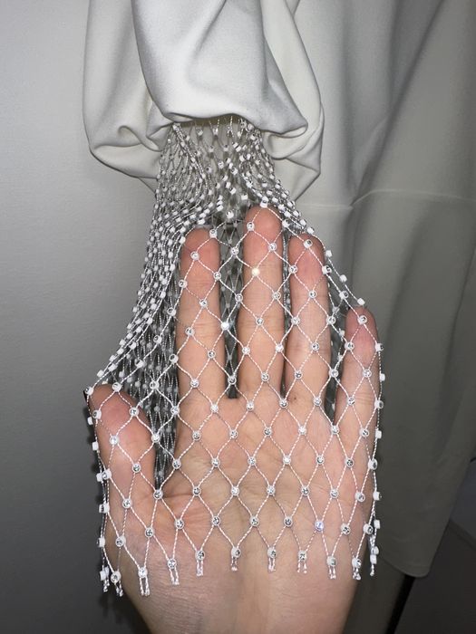 Біла сукня вечірня