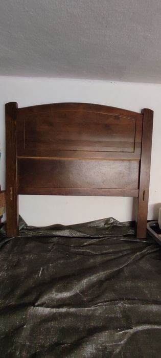 Cama de solteiro de madeira maciça (castanho)