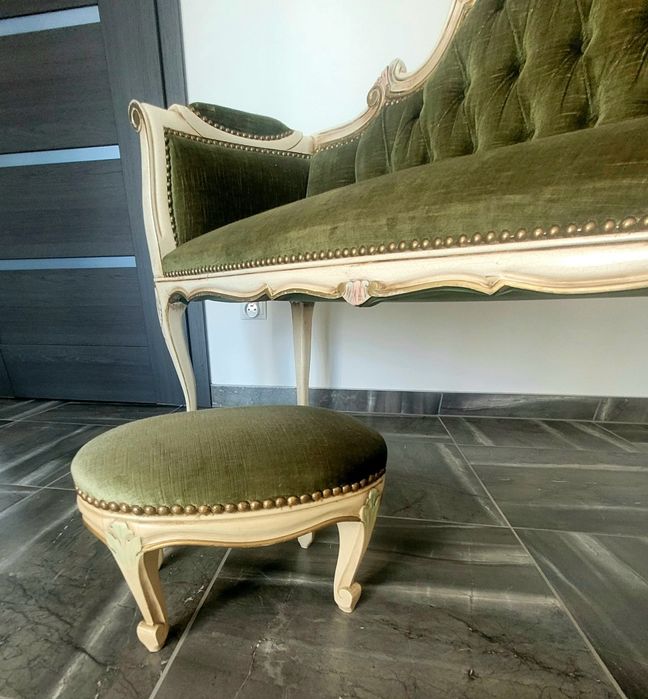 Mała sofa z podnóżkiem