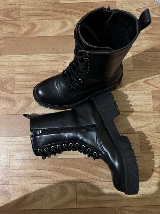 Черевики для підліка, дівчинки. 36 розмір на вузеньку ніжку