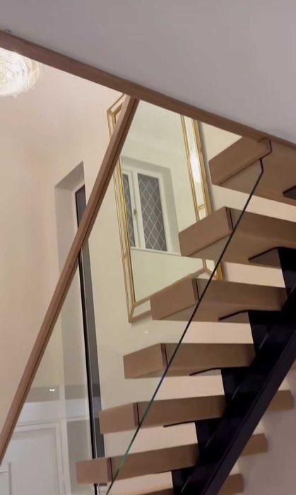 Schody do domu na konstrukcji stalowej