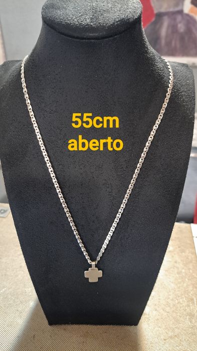 Fios correntes  em prata contrastada.