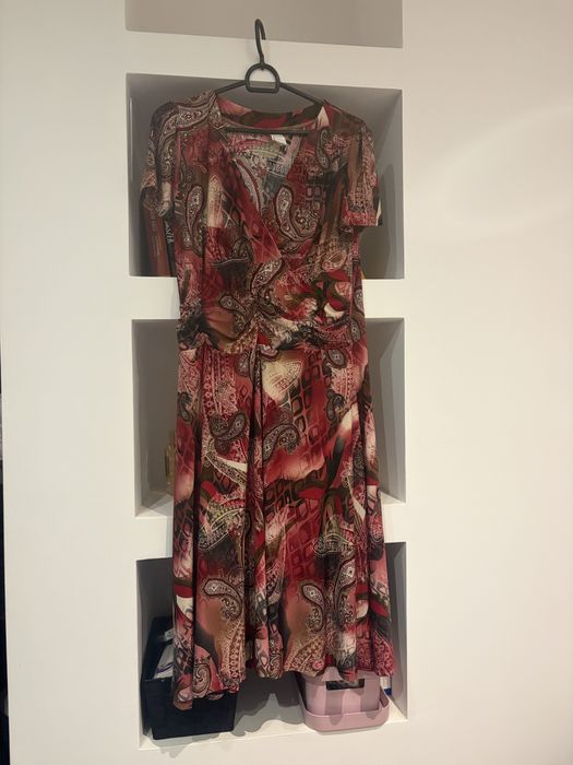 Czerwona sukienka we wzory XXL 44