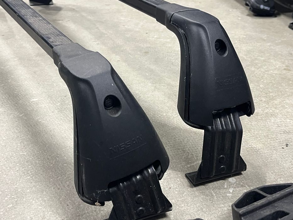 Б/у поперечини Nissan на рейлінги на гладкий дах і в штатні