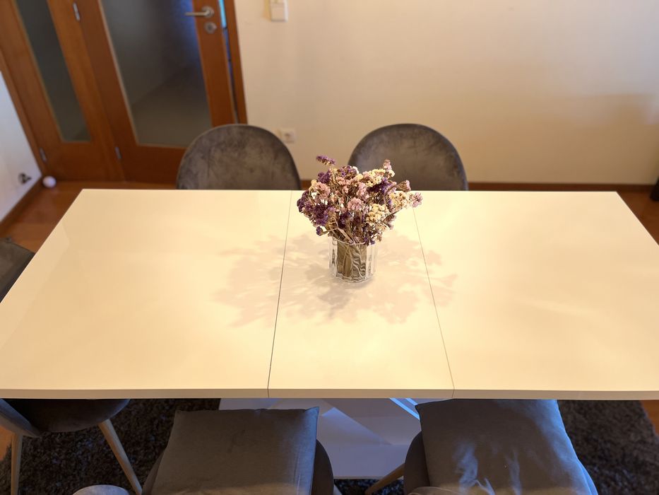 Mesa de jantar com 6 cadeiras