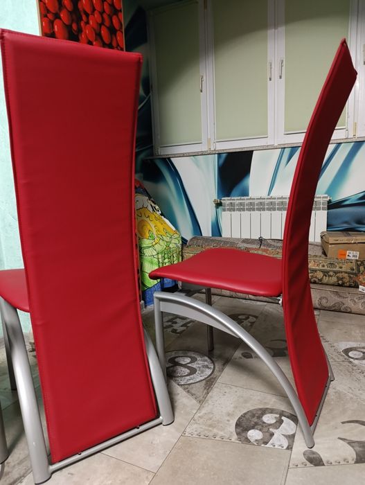 Стол с комплектом стульев