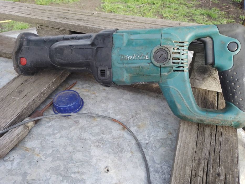 Продам сабельну пилу макіта