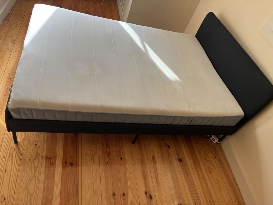 Cama de casal + colchão.