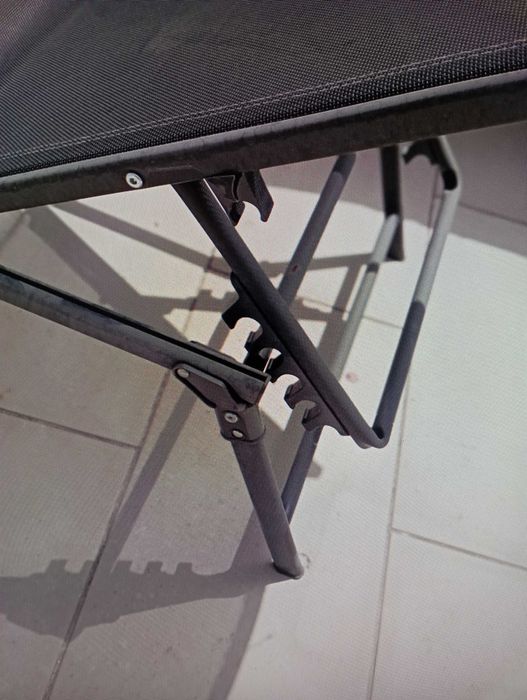 Espreguiçadeira com várias posições e almofada nunca usada!