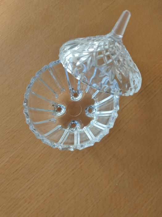 Conjunto de peças em vidro trabalhado.