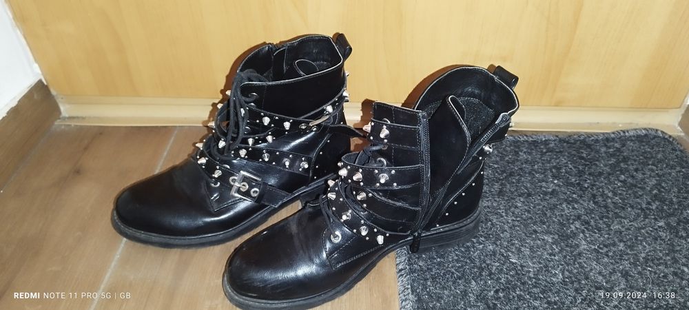Sprzedam botki z ćwiekami czarne  firmy DeeZee