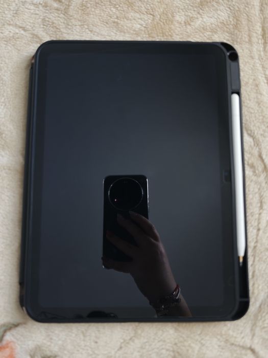 Apple iPad 10.ª Geração 64 GB Wi-Fi + Apple Pencil USB-C + Logitech Combo Touch