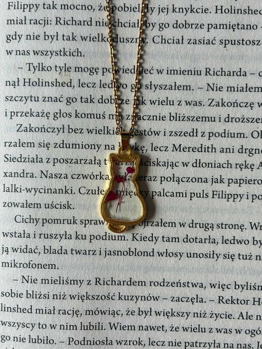 Złoty naszyjnik z kotem gipsówka