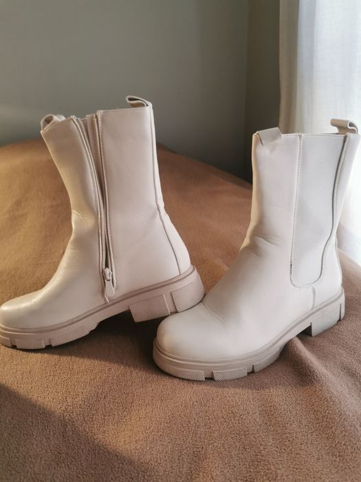 Botas em pele cor cru