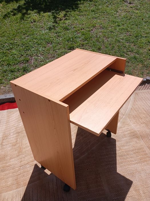Secretaria em madeira com rodas e mesa extensível.
Medidas:78cm altura 
63 cm frente/42 fundo
66cm com mesa extensível