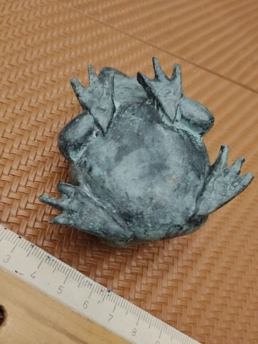 Figurka żaba z brązu