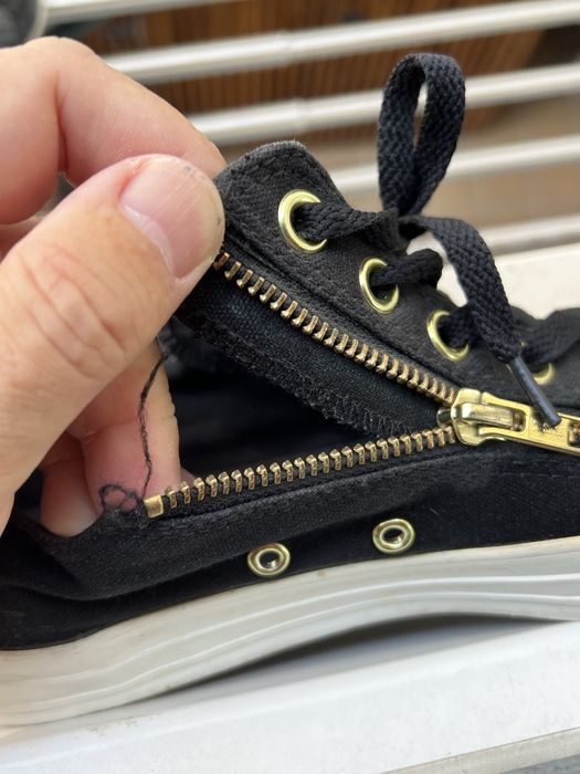 Tenis Converse All Star pretas com detalhes dourados