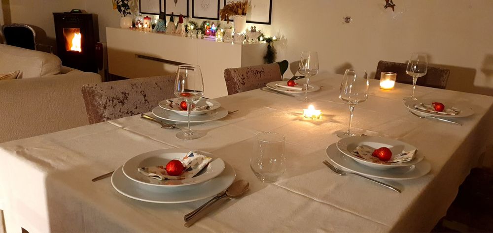 Mesa de jantar 2 metros  e extensivel, lacada alto brilho com tampo de vidro fosco