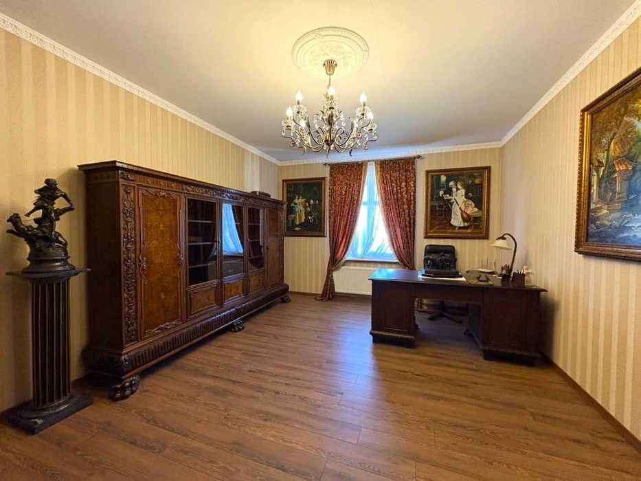 Продаж будинку 355 м² та 21 сот. землі у с. Конопниця