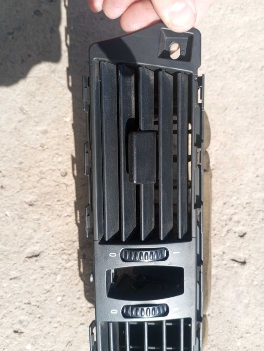 дефлектор торпеди повітряний центральний BMW e60,e61 (69107340)