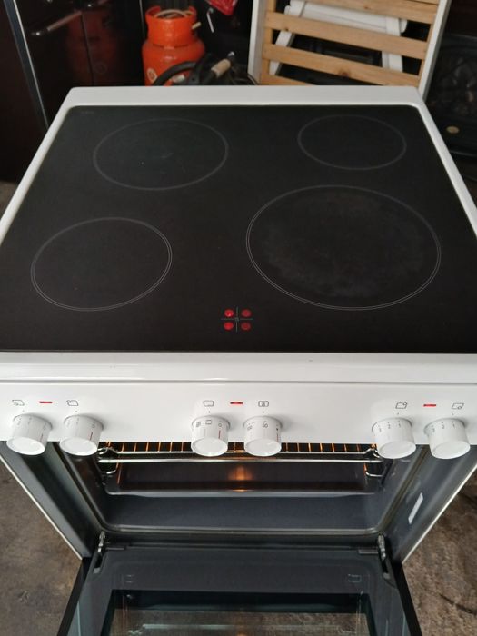 Vendo fogão elétrico, vitrocerâmico. 4 bocas e forno elétrico.  Bom estado