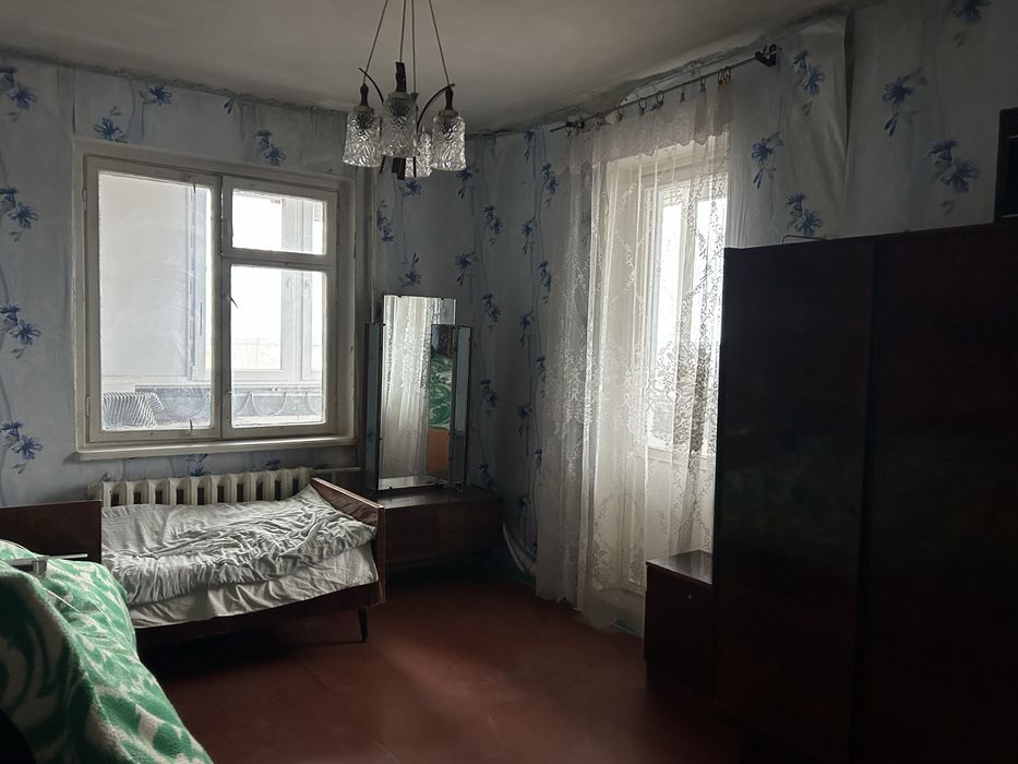 КРЕС вулНарвська  Продаж 3кім.квартири з величезною лоджією, новими вікнами, три окремі кімнати. Поміняю на однокімнатну квартиру без комісіі
