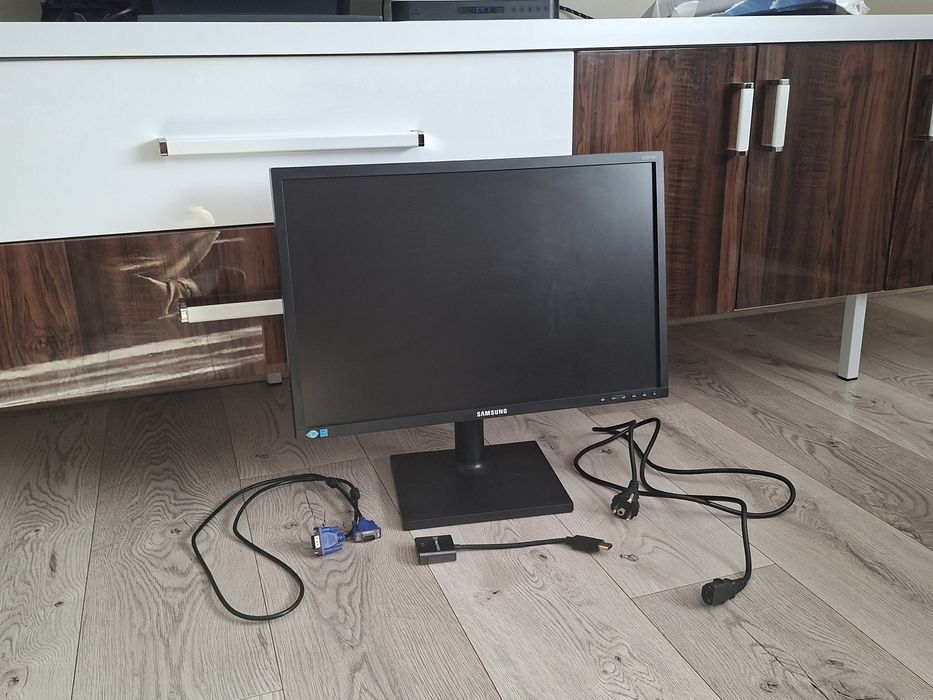 Monitor Samsung 22" S22E450 | Regulacja wysokości | PIVOT | ZESTAW + Adapter DP VGA