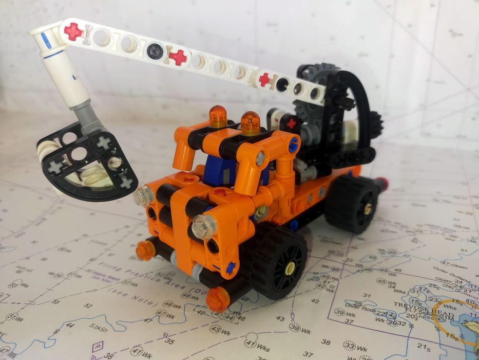 LEGO 42088 cherry picker