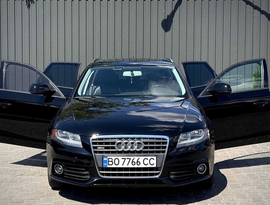 Автомобіль Audi A4 B8