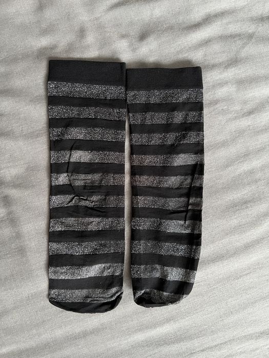 Meias às riscas com brilhos