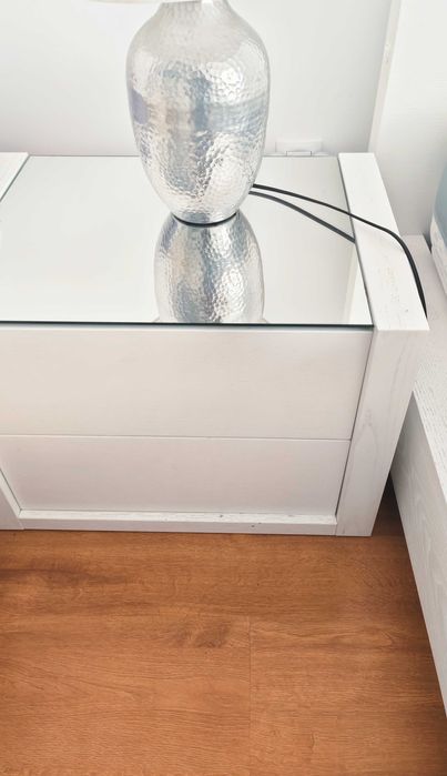 Cama de casal branca (150x200) com luz, estrado e 2 mesas cabeceira