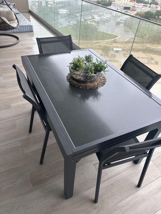 Mesa de jardim  com cadeiras