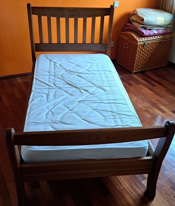 Cama de solteiro com colchão e estrado