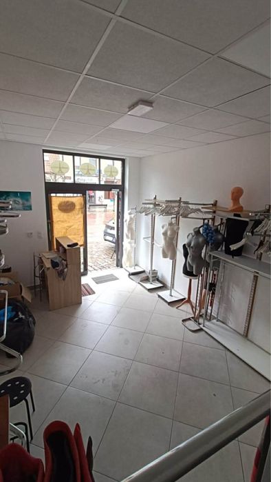 Wyposażenie sklepu ,, wieszaki, manekiny, stojaki, półki, komody