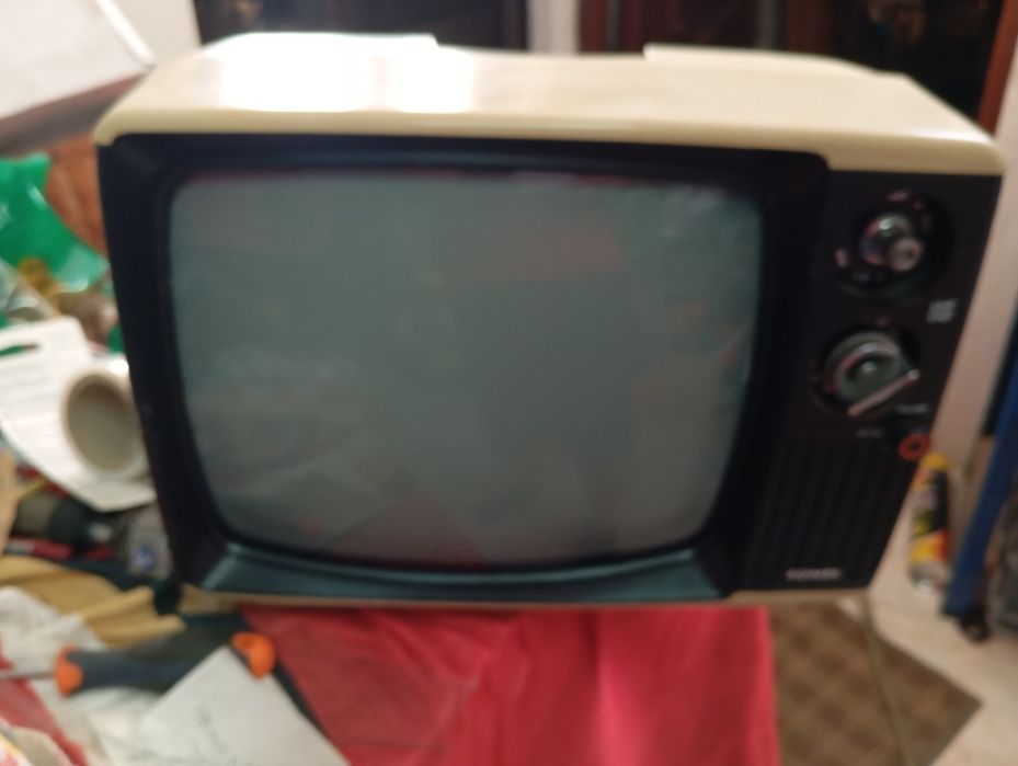 Televisão antiga pequena a funcionar