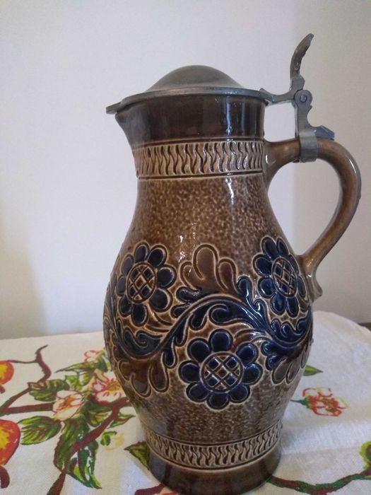 Dzbanek ceramiczny ręcznie zdobiony z metalowym wieczkiem