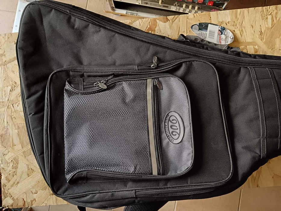 906 GBP-EE04 Explorer style gigbag. Excellent.